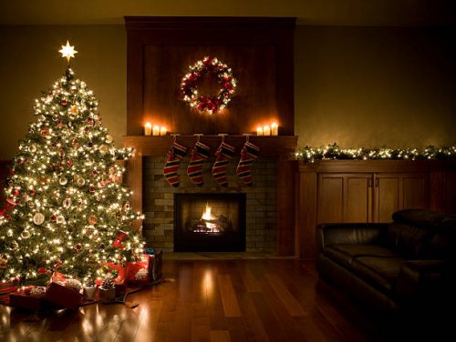 adorned christmas tree, wreath, and garland inside living room, copyspace - home decoration stock pictures, royalty-free photos & images