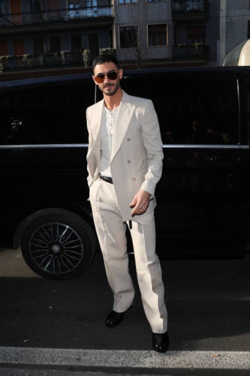 Alejandro Speitzer arrives at the Dolce & Gabbana fashion show during the Milan Menswear Fall/Winter 2025 - 2026 Fashion Week on January 18, 2025 in...