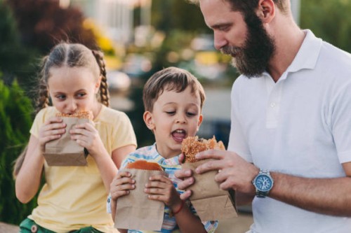 alleinerziehende - junk food stock-fotos und bilder