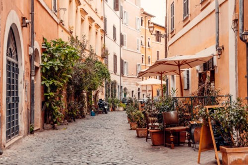alley with restaurants in trastevere district, rome, italy - food fotografías e imágenes de stock