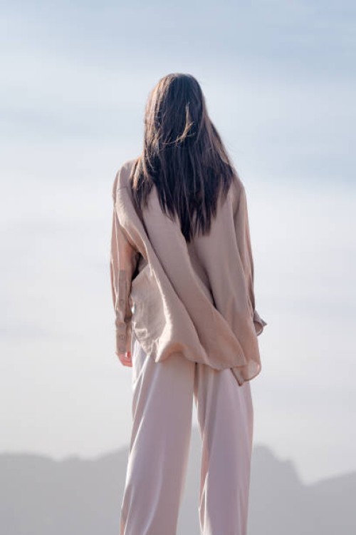 alone girl contemplating the horizon that opens in front of her - fashion stock pictures, royalty-free photos & images