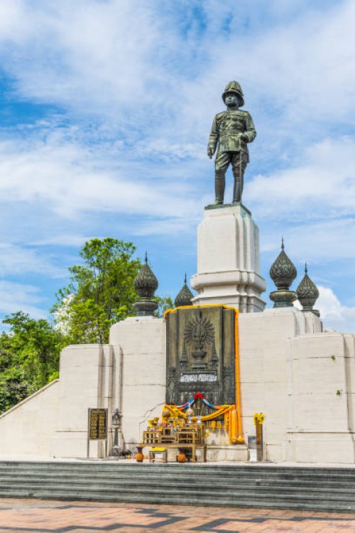 alter to king rama vi (6), lumpini park, bangkok, thailand - garden decoration stock pictures, royalty-free photos & images