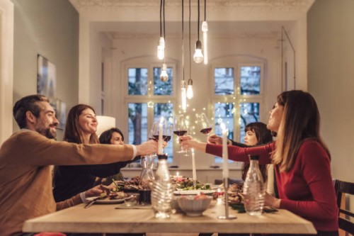 amis heureux tinter les verres à vin à la table de noël - food photos et images de collection