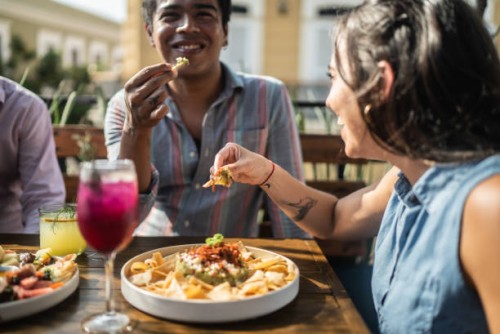 amis mangeant du guacamole dans un restaurant - food photos et images de collection