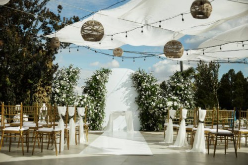 an elegant outdoor decoration setting for guests to celebrate the act of marriage. - home decoration stock pictures, royalty-free photos & images