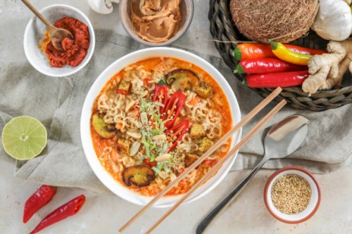 asiatische mie nudelsuppe mit tofu, erdnuss, limette und chili als flat lay - food stock-fotos und bilder