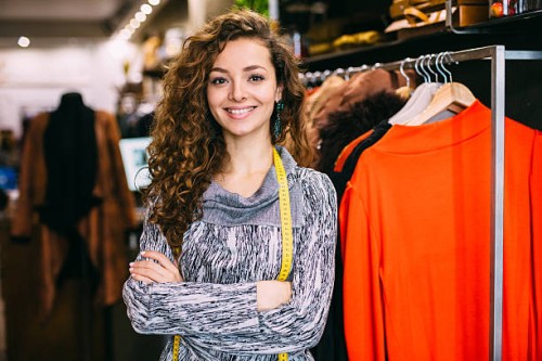 assistant shopping - fashion photos et images de collection