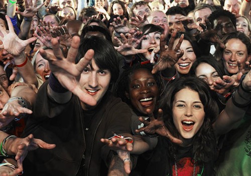 audience at concert reaching hands forward, smiling - concert stock pictures, royalty-free photos & images