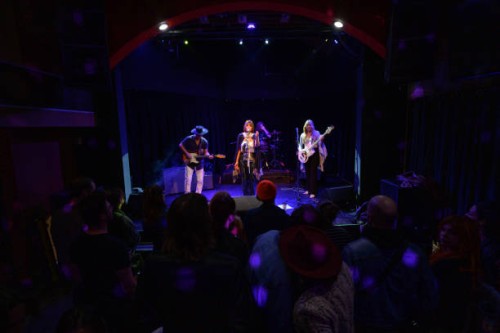 audience watching band perform on stage - concert stock pictures, royalty-free photos & images