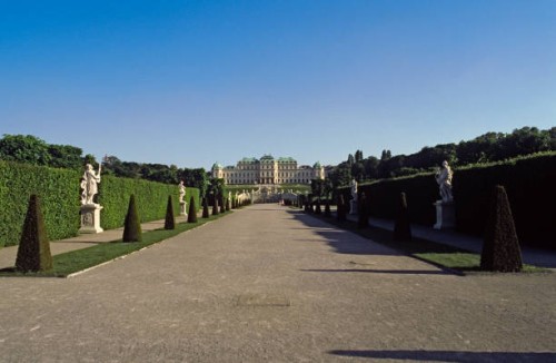 austria, vienna, view of long pathway entrance to upper belvedere palace - garden decoration stock pictures, royalty-free photos & images