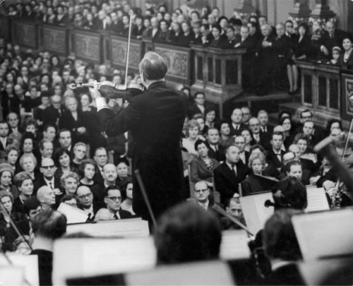 Austrian violinist and conductor Willy Boskowsky conducts the Vienna New Year's concert. Grosser Saal or also Large Hall of the Musikverein. About...
