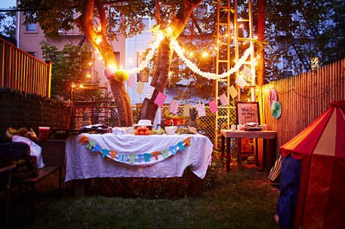 backyard birthday party in ihe city - garden decoration stock pictures, royalty-free photos & images