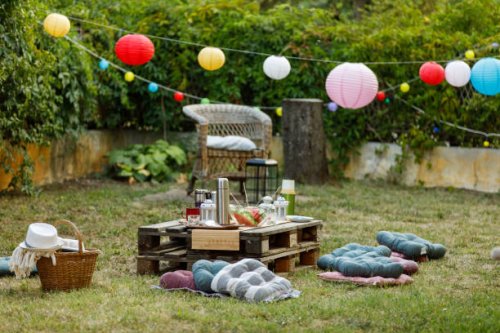 backyard garden party setting is complete with beautiful decorations, food and drink, and outdoor seating - garden decoration stock pictures, royalty-free photos & images