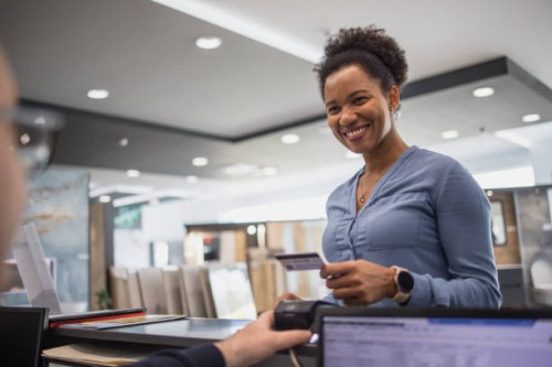 badezimmerfliesen einkaufende frau - home decoration stock-fotos und bilder