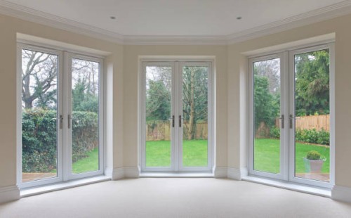 baie vitrée s'ouvrant sur la terrasse - garden decoration photos et images de collection