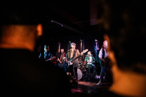 band of friends performing at a nightclub - concert stock pictures, royalty-free photos & images