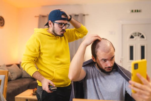 barber messed up while giving a haircut to his client at home because of the pandemic - hairstyle stockfoto's en -beelden