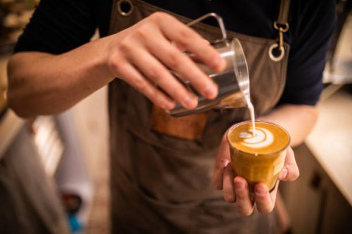 barista koffie kopje latte kunst maken - coffee stockfoto's en -beelden