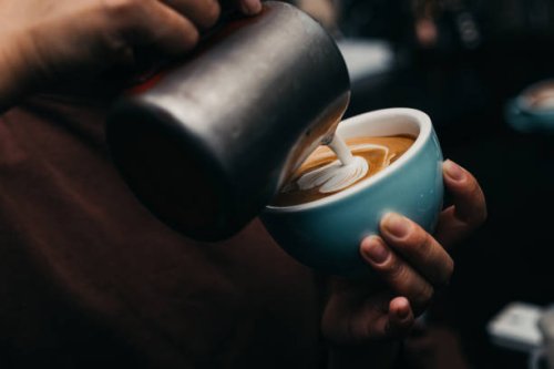 barista pouring latte art photography - coffee stockfoto's en -beelden