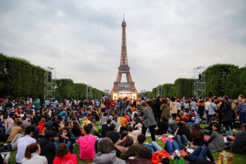 bastille day fireworks at the eiffel tower on july 14th 2021 - concert stock-fotos und bilder