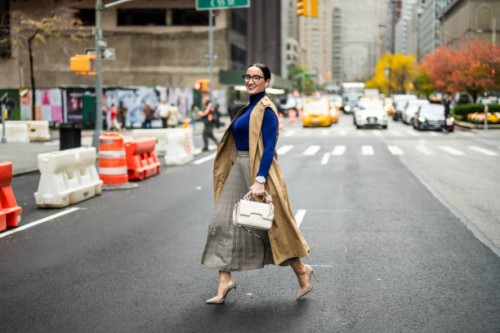 beautiful businesswoman crossing street in new york after work - fashion stock pictures, royalty-free photos & images