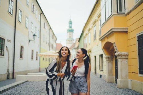 beautiful girls traveling around europe together - travel stock pictures, royalty-free photos & images