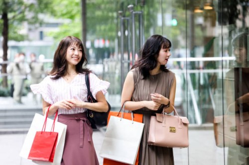 beautiful young wmen enjoying shopping - fashion stock pictures, royalty-free photos & images