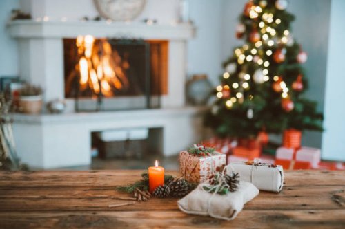 beautifully christmas decorated home interior with a christmas tree and christmas presents - home decoration stock pictures, royalty-free photos & images