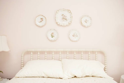 bedroom with porcelain hanging on wall above bed - home decoration stock pictures, royalty-free photos & images