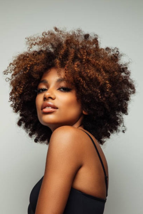 belle femme afro avec un maquillage parfait - fashion photos et images de collection