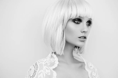 belle femme avec une coiffure élégante - fashion photos et images de collection