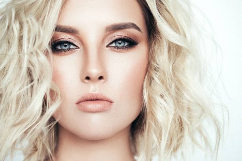 belle femme avec une coiffure élégante - hairstyle photos et images de collection