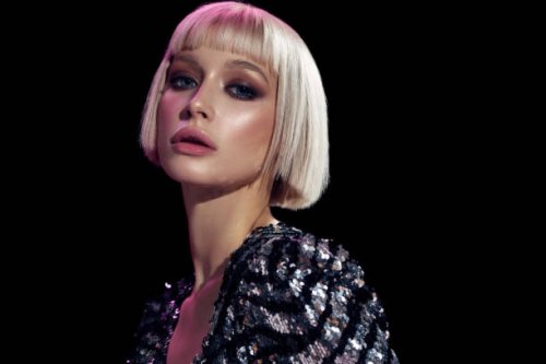 belle femme à la mode avec des faits saillants multicolores sur son visage - hairstyle photos et images de collection