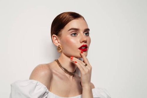 belle femme émotionnelle avec un maquillage brillant - fashion photos et images de collection