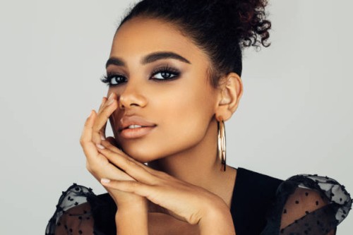 belle fille souriante avec coiffure bouclée - fashion photos et images de collection