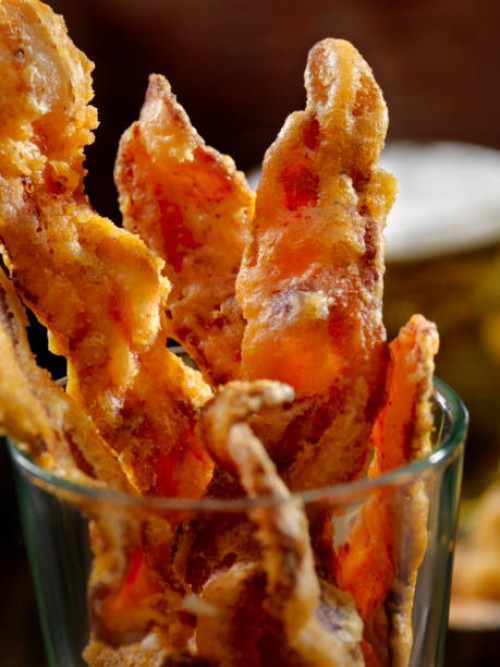 bier gehavend bacon - junk food stockfoto's en -beelden