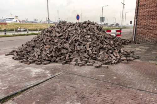 big mountain with paving stones lie on the street - garden decoration photos et images de collection
