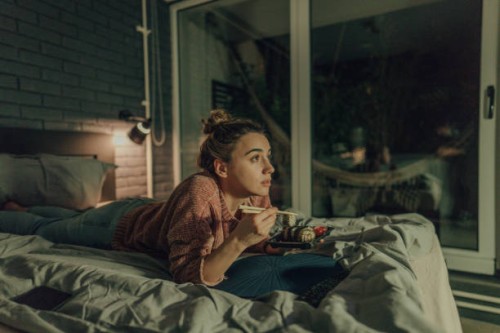 binge kijken naar mijn favoriete show - food stockfoto's en -beelden