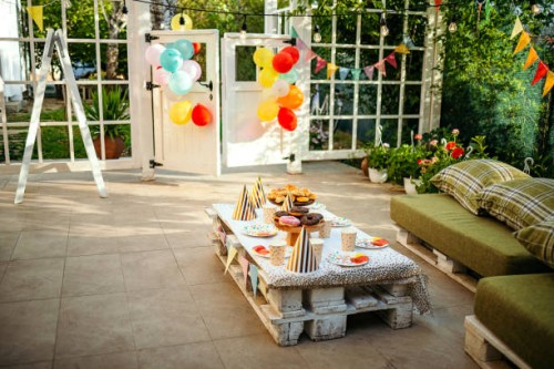 birthday party - home decoration stockfoto's en -beelden
