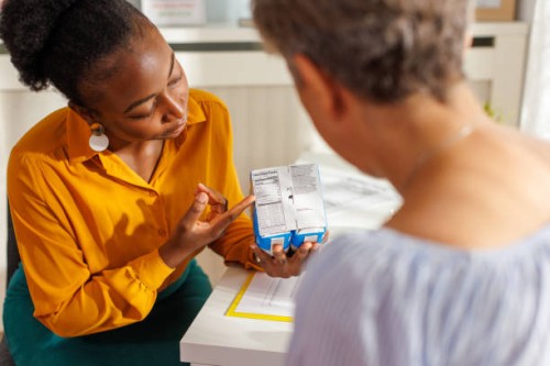 black nutritionist explaining to her client nutrition labels - food stock pictures, royalty-free photos & images