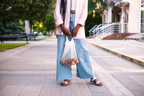 black woman with knitted tote bag against outdoors. - fashion stock pictures, royalty-free photos & images