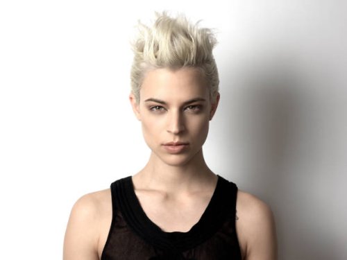 blonde woman with short hair and honey-colored eyes looks - hairstyle stock-fotos und bilder