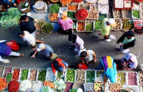 blurred motion of people at vegetable market - food stock pictures, royalty-free photos & images