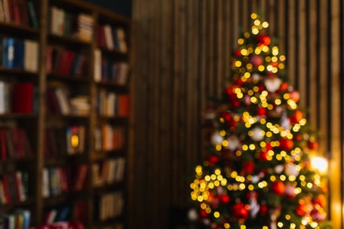 blurry christmas background with christmas tree with glowing garlands of lights. concept of celebrating new year - home decoration stock pictures, royalty-free photos & images