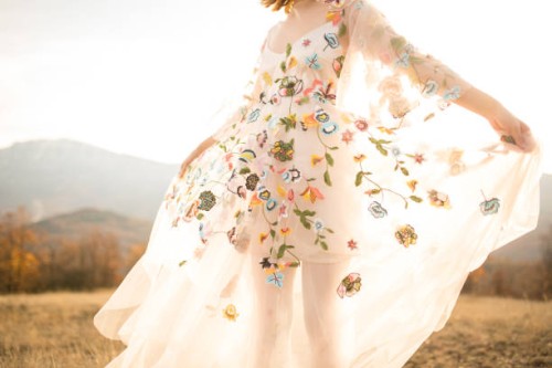 boho dame in romantischem weißen kleid im freien - fashion stock-fotos und bilder