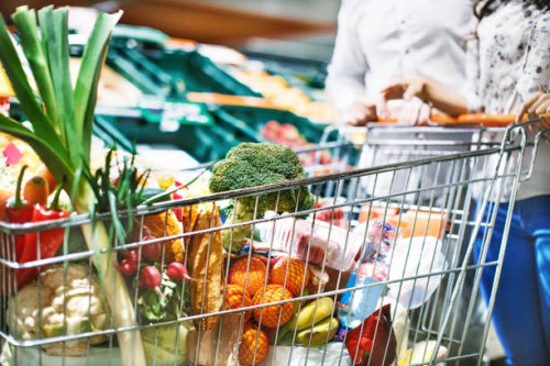 boodschappen winkelen. - food stockfoto's en -beelden