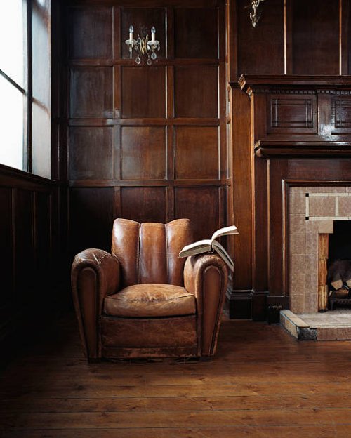 book on a leather armchair - home decoration stockfoto's en -beelden