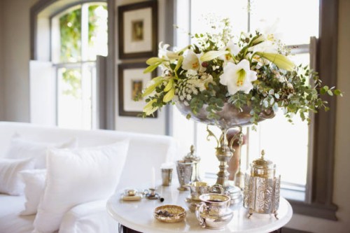 bouquet and silver on living room table - home decoration stock pictures, royalty-free photos & images