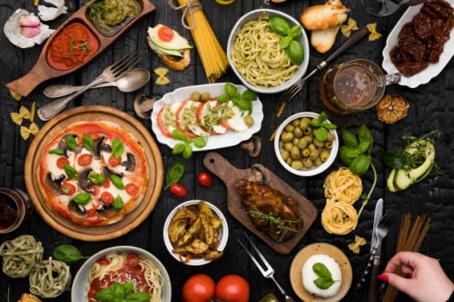 bovenste weergave tafel vol eten - food stockfoto's en -beelden