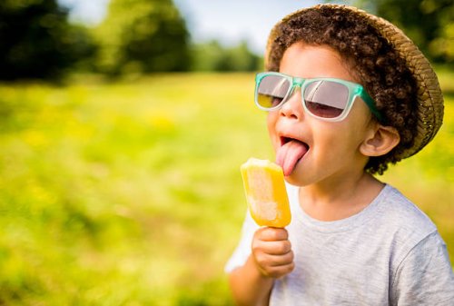 boy in sunglasses and hat eating popsicle outdoors - food stock pictures, royalty-free photos & images